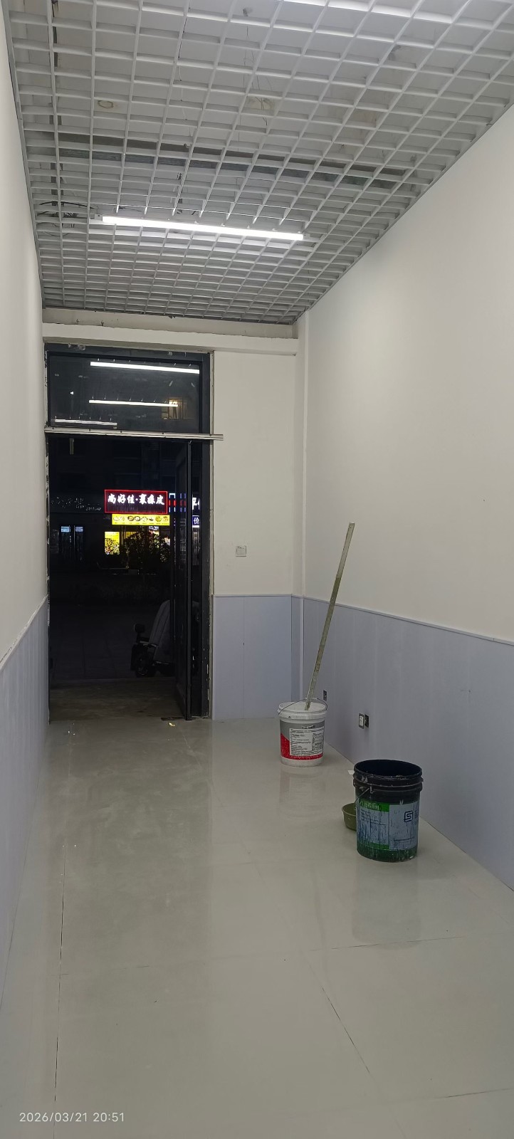 50多平，临街商铺，前后两个门，室内有卫生间，南北通透。人口集中，繁华地带，附近（第 3 张）
