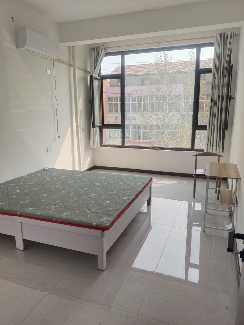 职教中心附近，两室两卫已入住一人，现出租一室一卫，要求是女生。接受短租（第 3 张）