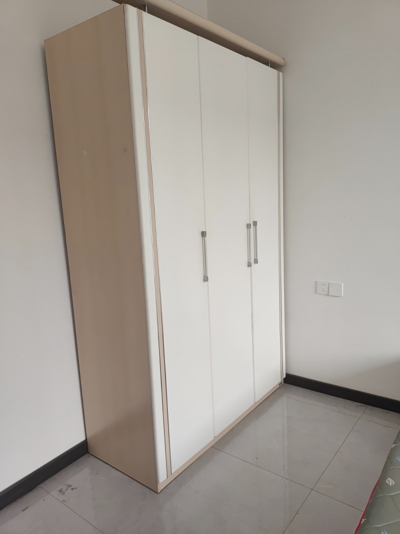 职教中心附近，两室两卫已入住一人，现出租一室一卫，要求是女生。接受短租（第 4 张）