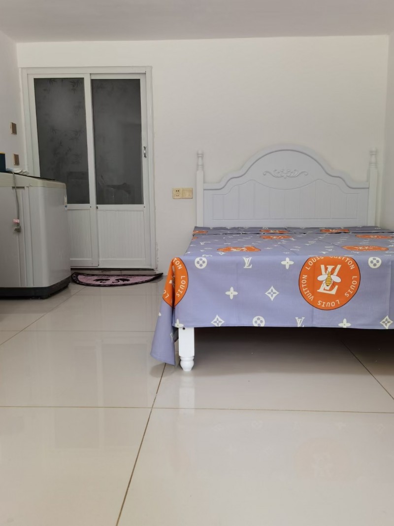 枫林湾东门附近31-14阳面车库精装修拎包入住，烟机，热水器，洗衣机空调都有年租（第 1 张）