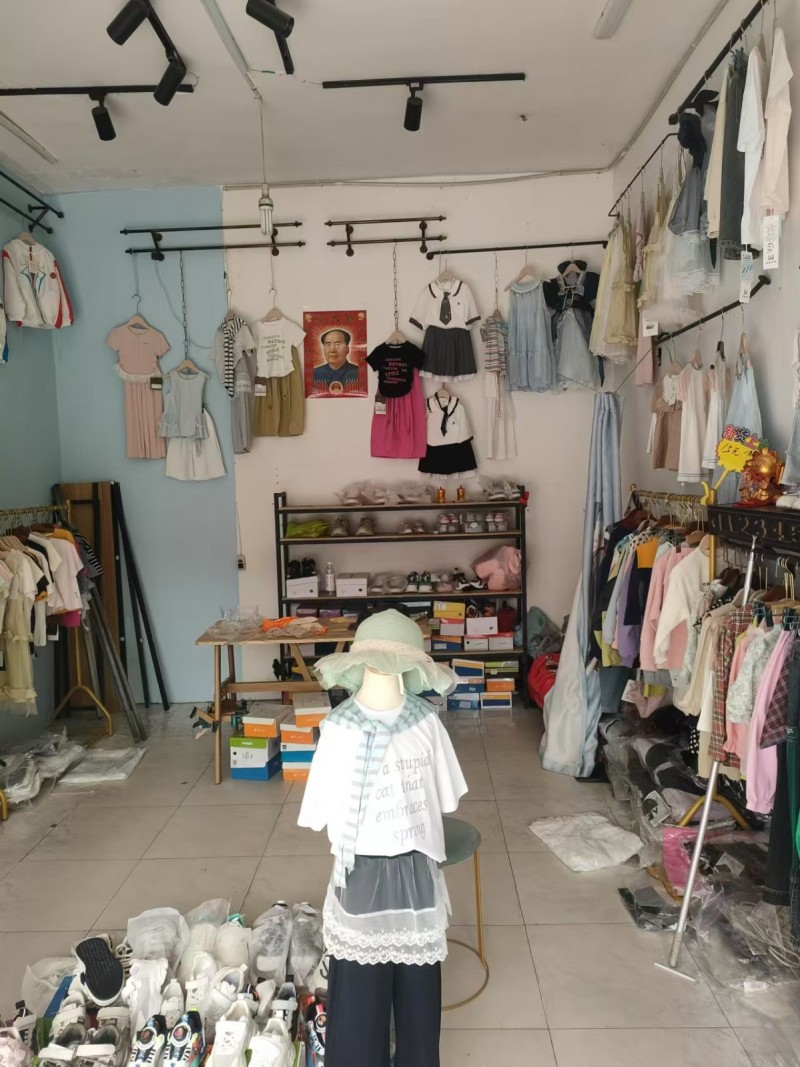 清亮骨科西侧熹茜宝贝童装店，因有其他发展门市整体转让，有固定客源，接受即可营业，（第 2 张）