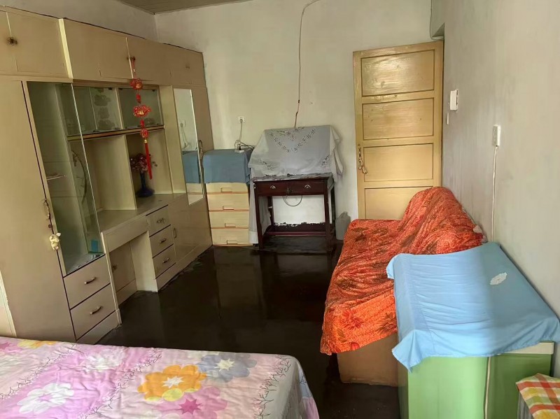 现出租单元房一套，面积50平，家电齐全，拎包入住
位置：铁路文明住宅区，（第 1 张）