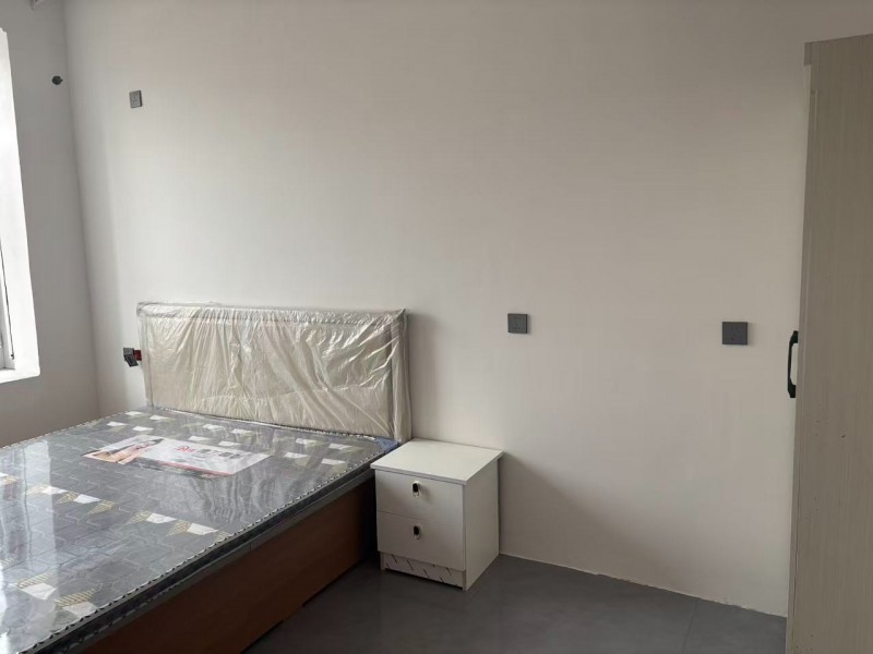 首次出租:益兴学校附近自建单元房，三室一厅一厨一卫，水电齐全，家具齐全（第 1 张）
