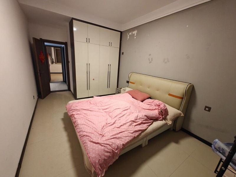 城市花园小区东门附近房屋出租 ​楼下有储藏间和停车场 ​顶楼刚装彩钢瓦，生活方便（第 1 张）