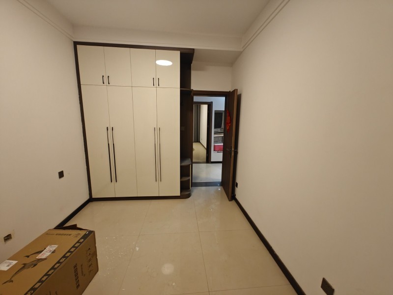 城市花园小区东门附近房屋出租 ​楼下有储藏间和停车场 ​顶楼刚装彩钢瓦，生活方便（第 2 张）