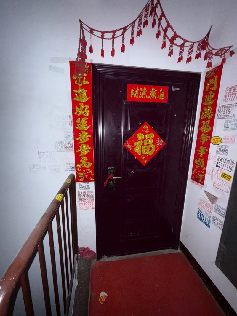 出售 
98平7楼，三室两厅，带家具家电空调沙发洗衣机等，简单收拾拎包入住，地（第 1 张）