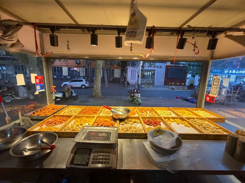 转让营业中炸鸡店，学校正对面，有固定客源，人流量大。接手即可盈利、可带技术，可空（第 2 张）
