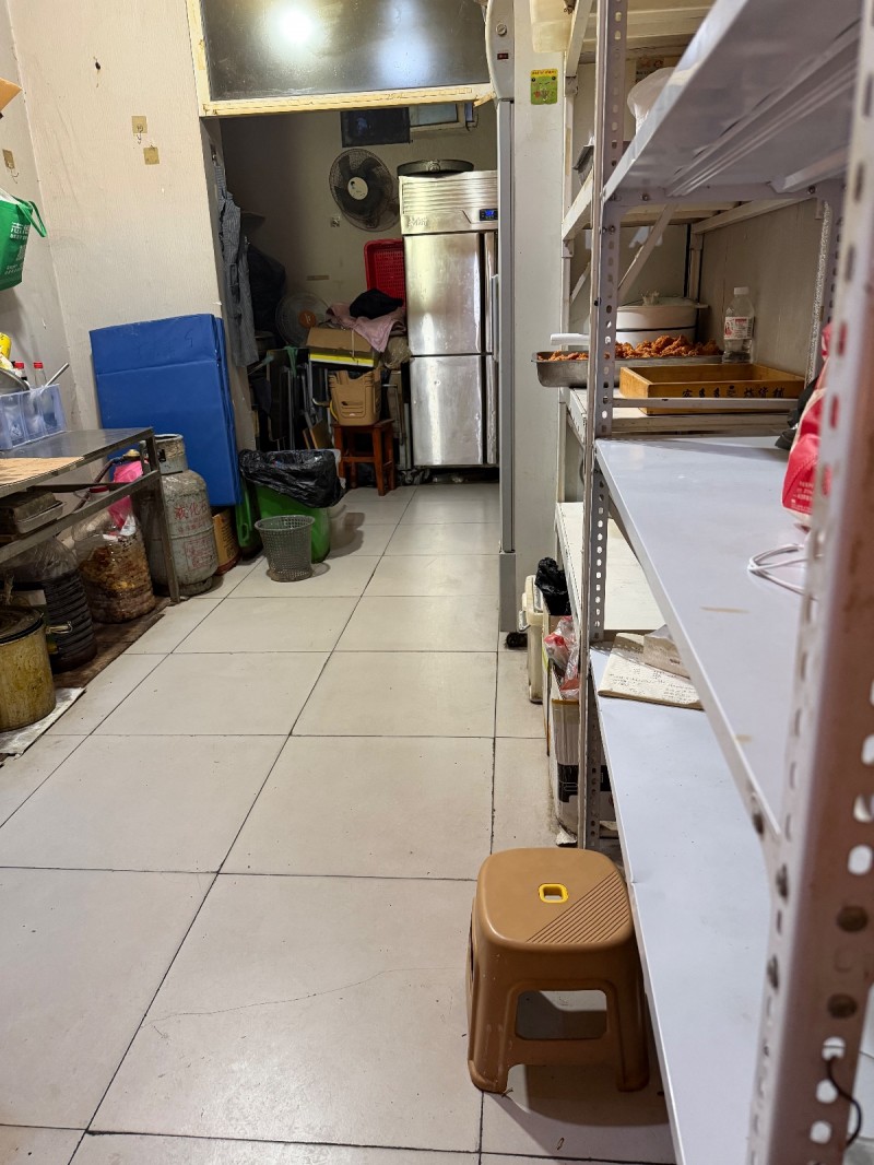 转让营业中炸鸡店，学校正对面，有固定客源，人流量大。接手即可盈利、可带技术，可空（第 3 张）