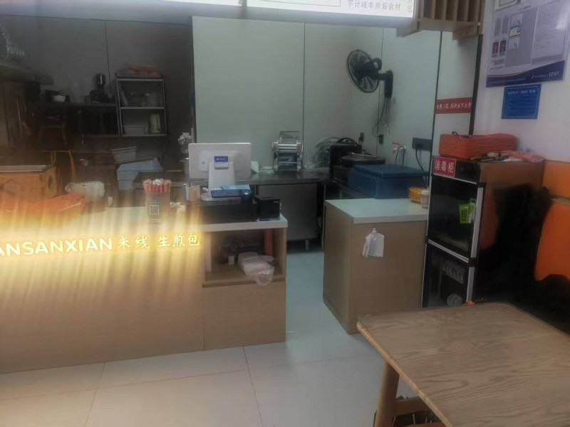 转让万浩新城底商米线店，房租便宜面积共54平米，内部水电齐全格局方正，目前做的是（第 2 张）