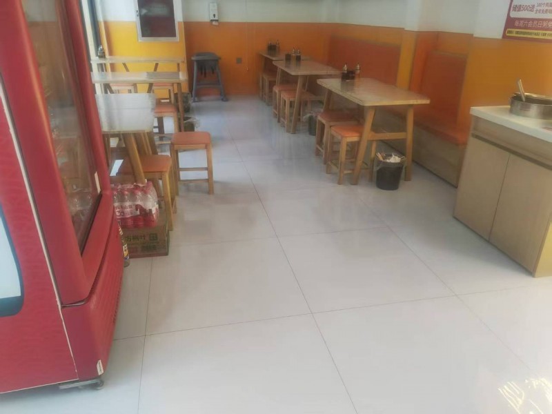 转让万浩新城底商米线店，房租便宜面积共54平米，内部水电齐全格局方正，目前做的是（第 3 张）
