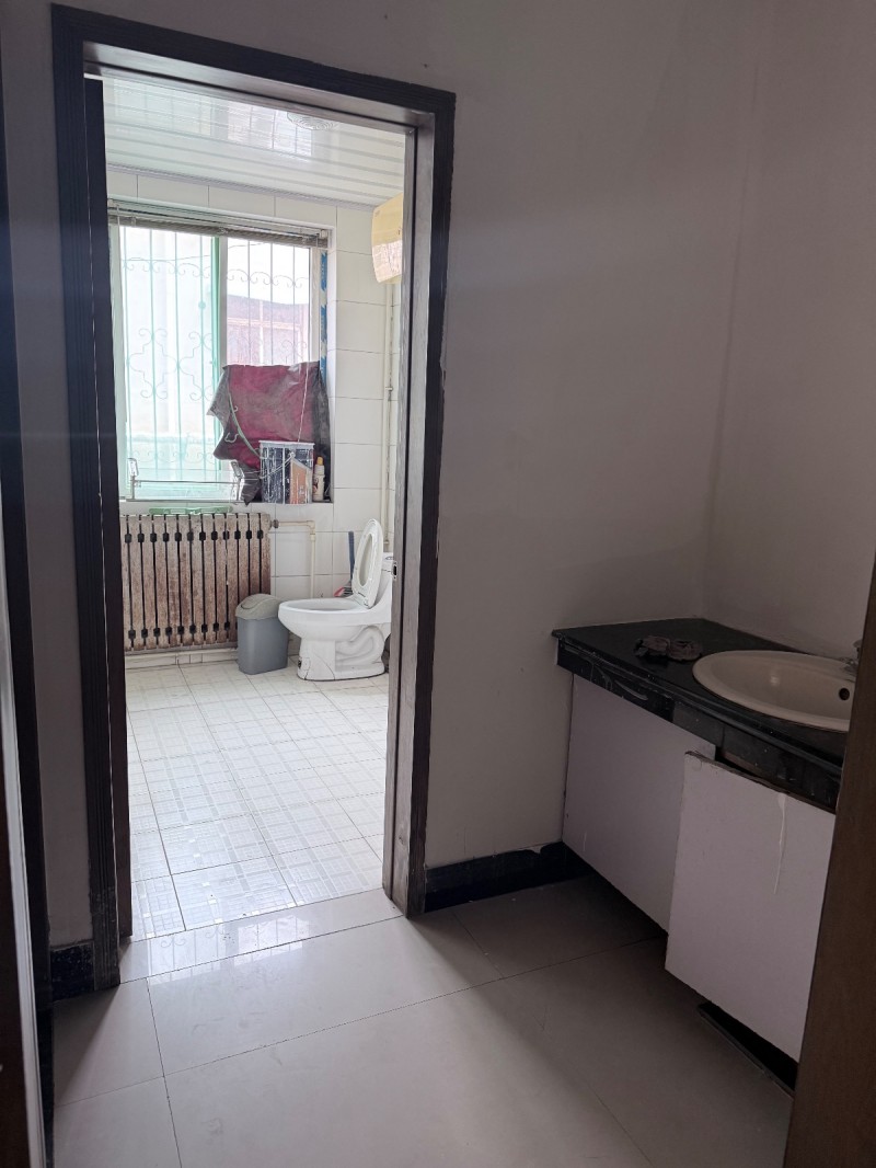 出租：江南苑一楼西户，两卧室向阳，阳台向阳，三室两厅两卫一厨，有意者联系（第 4 张）