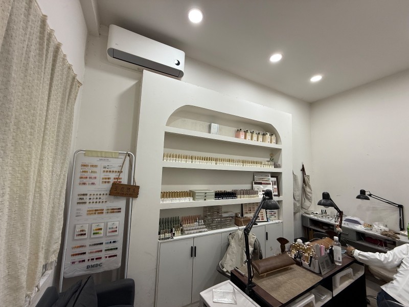 美甲店旺铺转让一间门店，地址光明市场街小吃街南头（第 1 张）