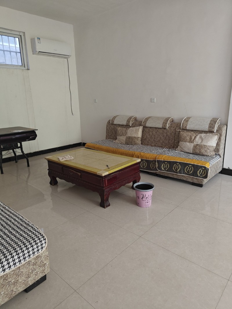 新市场路口临街门市楼上，有办公室出租，可长期，可短期，有厨房卫生间（第 2 张）