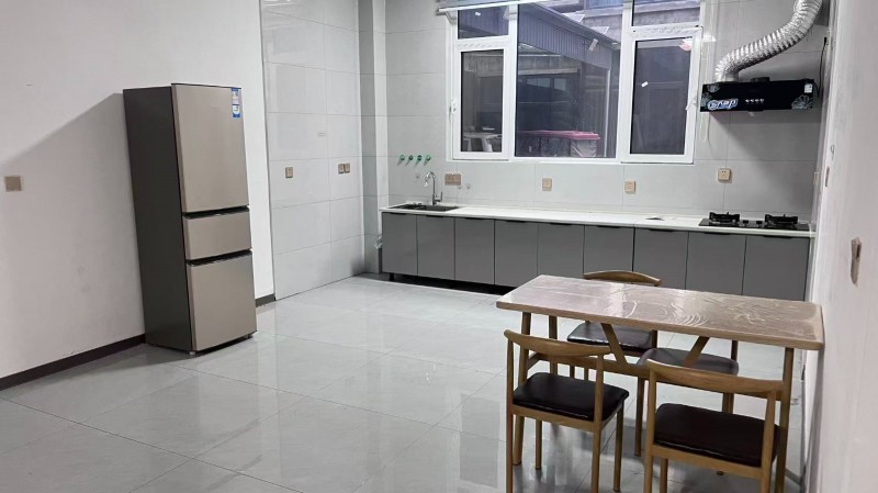 广平县西关中老诸板面西出租 
三室两厅两卫一厨，四室两厅两卫一厨，大阳台，南北（第 2 张）