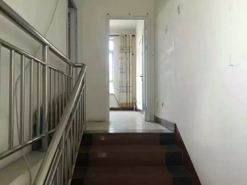 临街门市，门前可以停车，上下两层，上下各四十平米，天然气、暖气都有，附近有幼儿园（第 4 张）