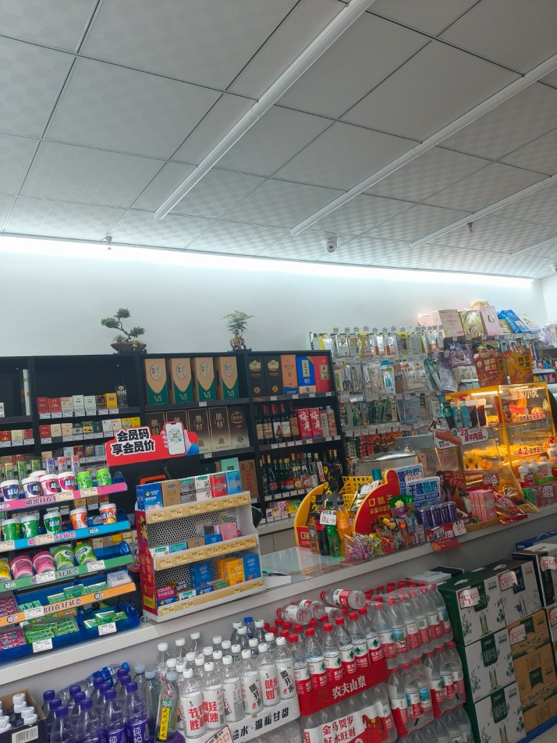 本店位于成熟社区临街位置，经营状况良好。证件齐全，烟草证正常，设备全新完好，货品（第 3 张）