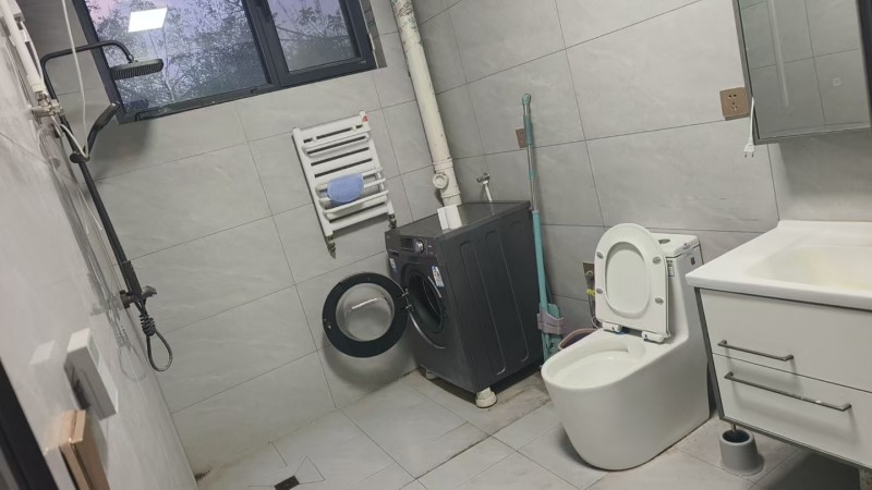 房屋出租 
两个院  一个走楼下  一个走楼上 一间一表 可月租 年租都可以 （第 5 张）