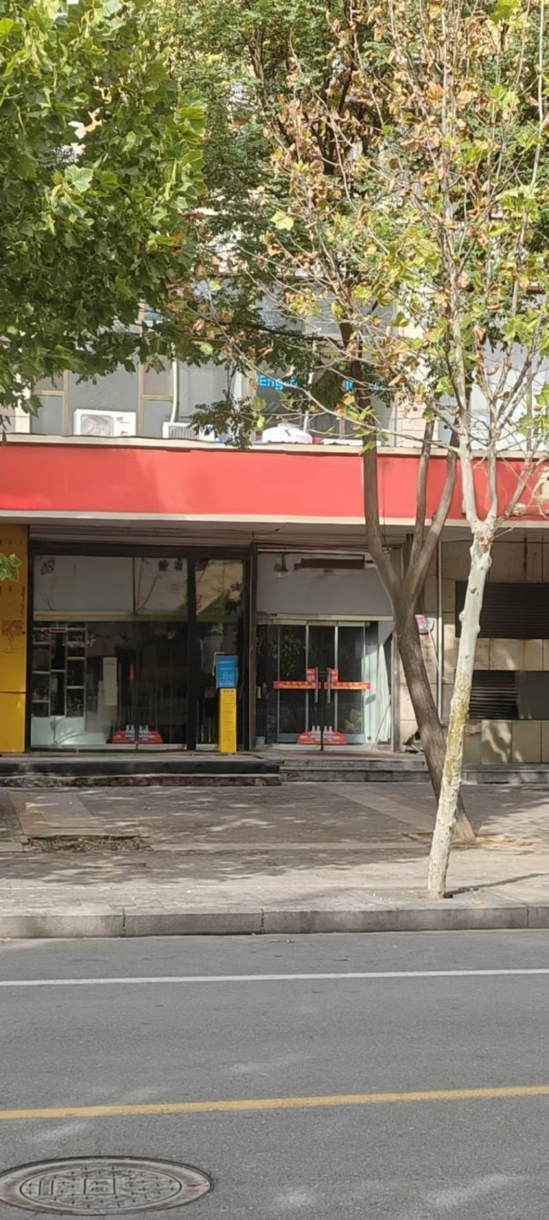 商铺出售 

优质临街旺铺诚意出售 
1⃣赵都新城美和园东门 
正对赵王（第 1 张）