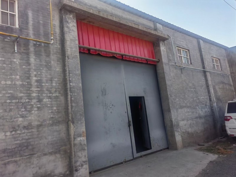 出租仓库：三百平，水电齐全，可改造，可进大车，交通方便，价格面谈。地址：河沙镇邯（第 5 张）