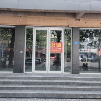 旺铺出租:一层（140平）二层（330平）可分租. 
地址:双李大厦路口东二十（第 1 张）