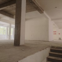 旺铺出租:一层（140平）二层（330平）可分租. 
地址:双李大厦路口东二十（第 5 张）