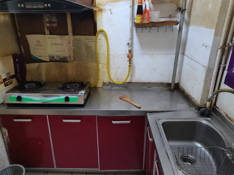 房屋出租 
60平，一室一厅一厨一卫，5楼顶，领包入住，停车方便，家电齐全。 （第 3 张）