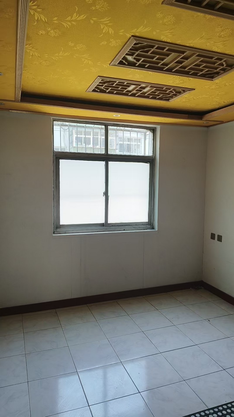 房屋出租  
明珠广场南边50米，《工农行家属院》有个二楼往外出租，挨着东柳大（第 3 张）