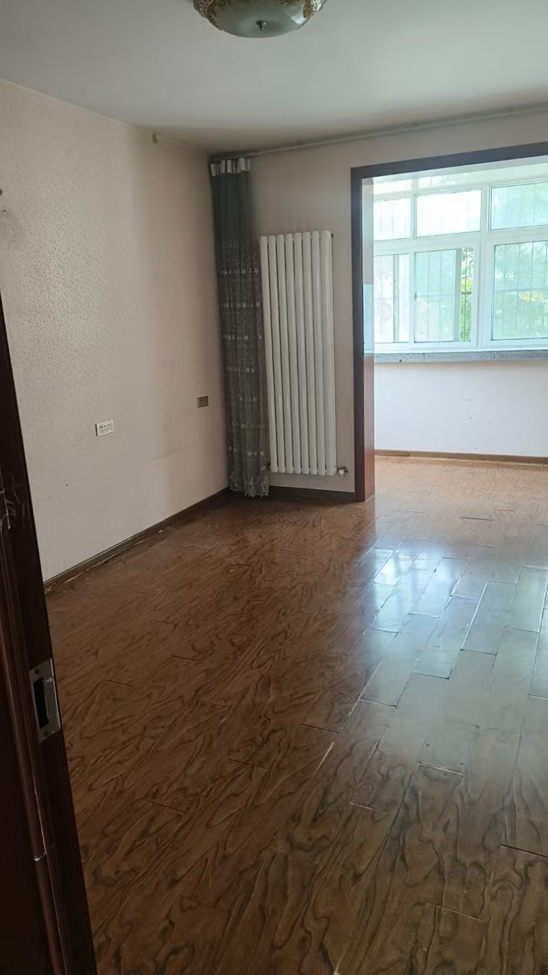 房屋出租  
明珠广场南边50米，《工农行家属院》有个二楼往外出租，挨着东柳大（第 2 张）