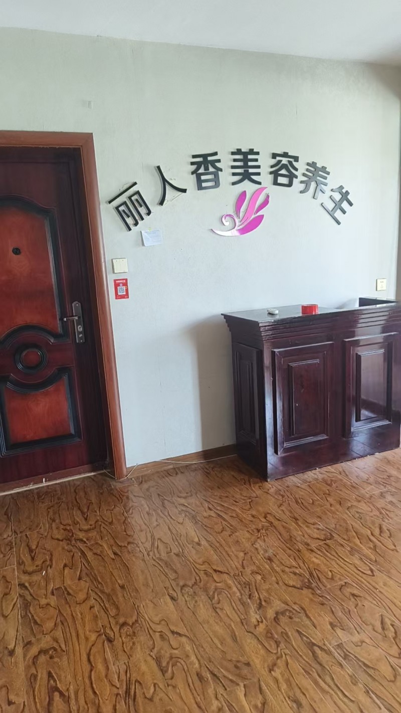 房屋出租  
明珠广场南边50米，《工农行家属院》有个二楼往外出租，挨着东柳大（第 4 张）