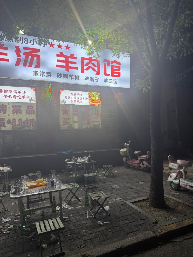 临街商铺，空间宽敞，位置优越，附近人群比较多，适合干餐饮行业，整体转让。（第 1 张）