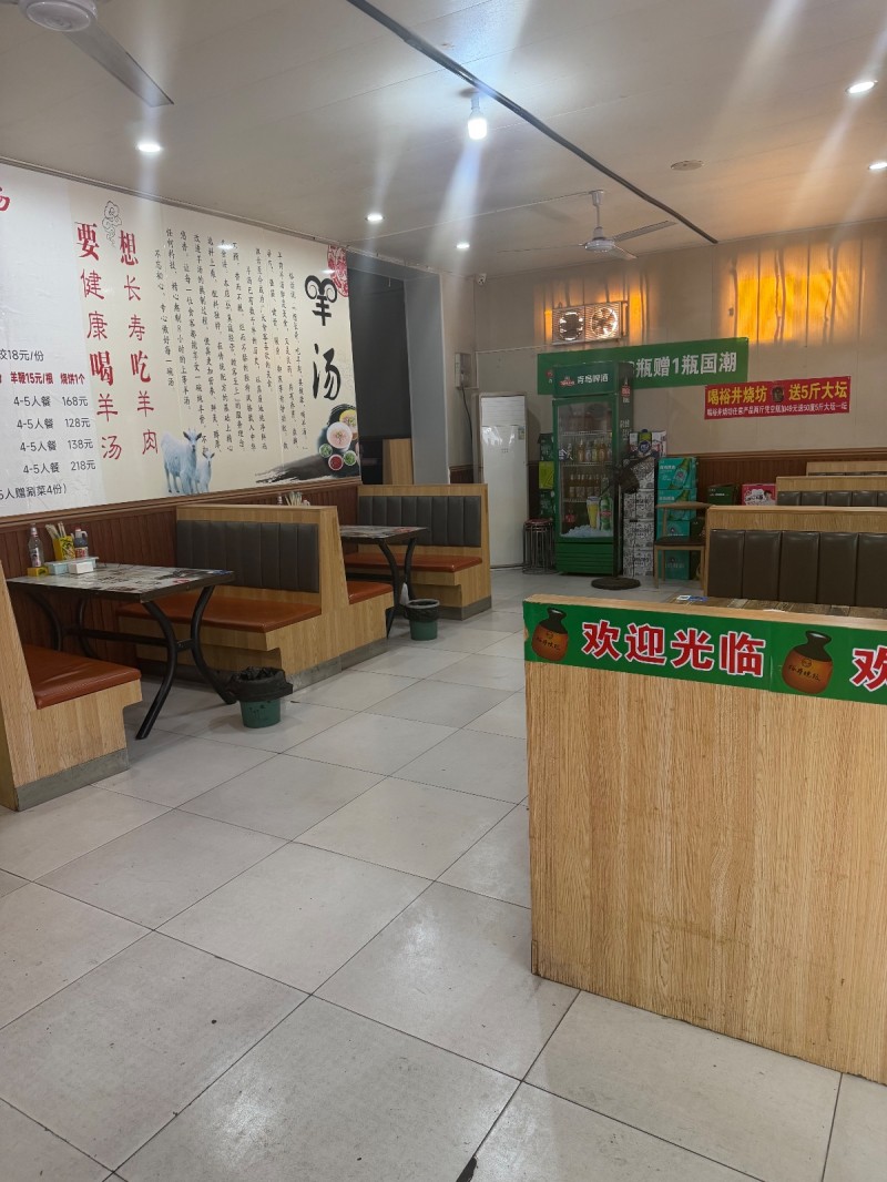 临街商铺，空间宽敞，位置优越，附近人群比较多，适合干餐饮行业，整体转让。（第 3 张）