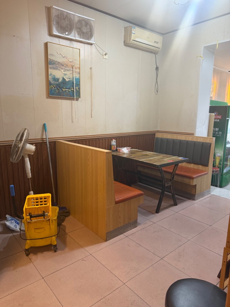 临街商铺，空间宽敞，位置优越，附近人群比较多，适合干餐饮行业，整体转让。（第 6 张）