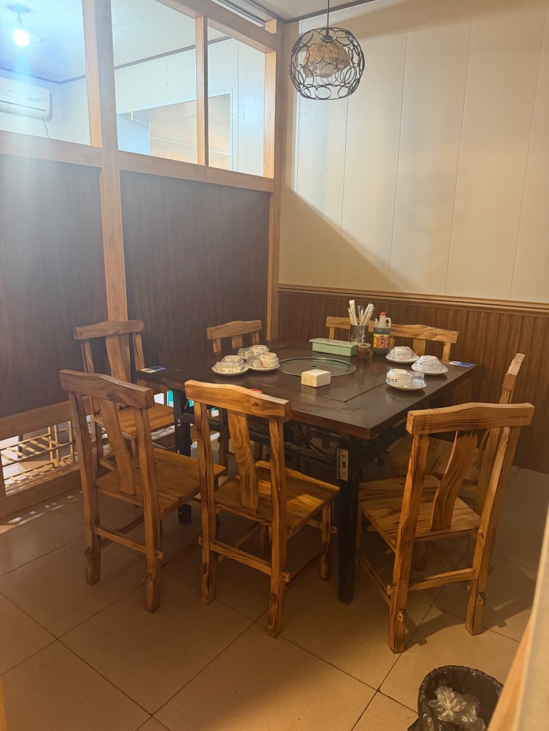 临街商铺，空间宽敞，位置优越，附近人群比较多，适合干餐饮行业，整体转让。（第 5 张）