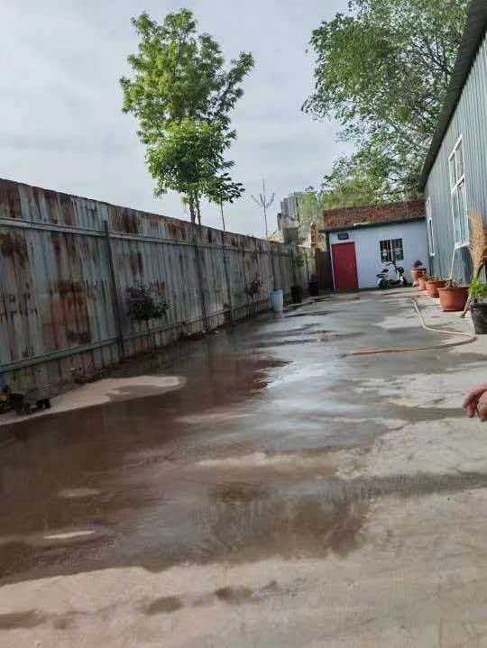 地址：东环路人民路交叉口南侧路东
仓库230平米。
交通便利，门前超大广场，（第 4 张）