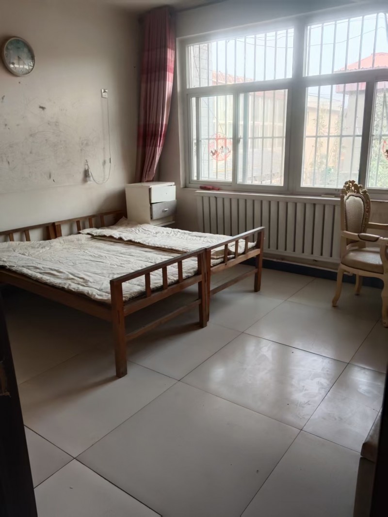 房屋出租，地址滏东大街与滏漳路交叉口，明珠花园小区东行100米二楼，两个卧室带客（第 4 张）