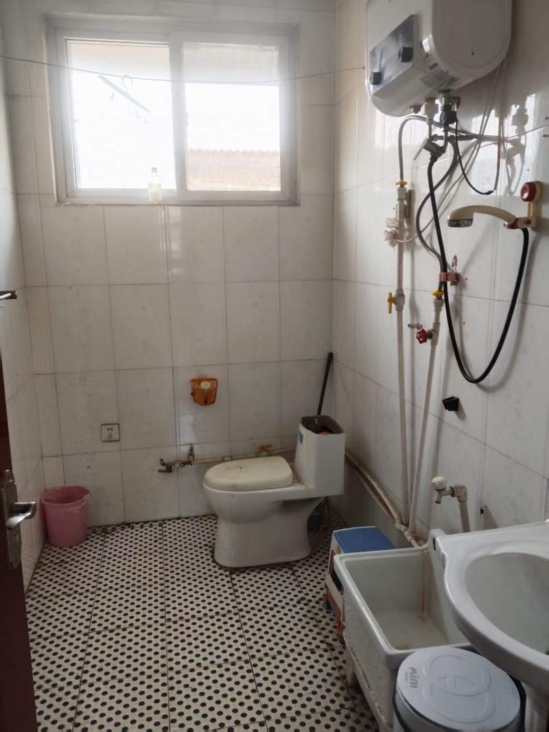 房屋出租，地址滏东大街与滏漳路交叉口，明珠花园小区东行100米二楼，两个卧室带客（第 5 张）