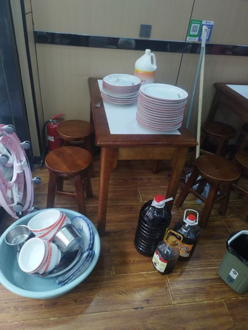 出售空调，饮料柜，餐桌椅等（第 1 张）