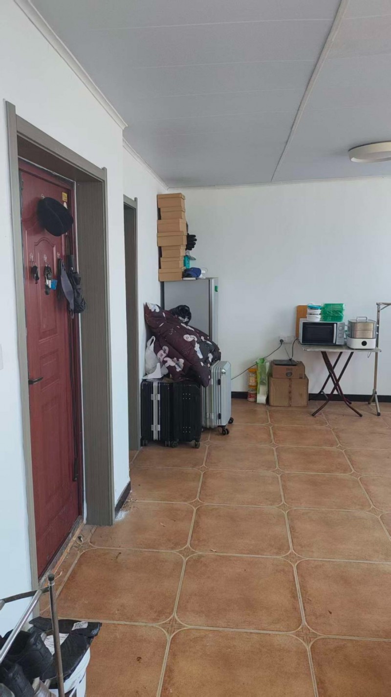 临近四中，世纪路小学，中心医院，市政府，交通便利，周边500米内大型商超，市场，（第 1 张）
