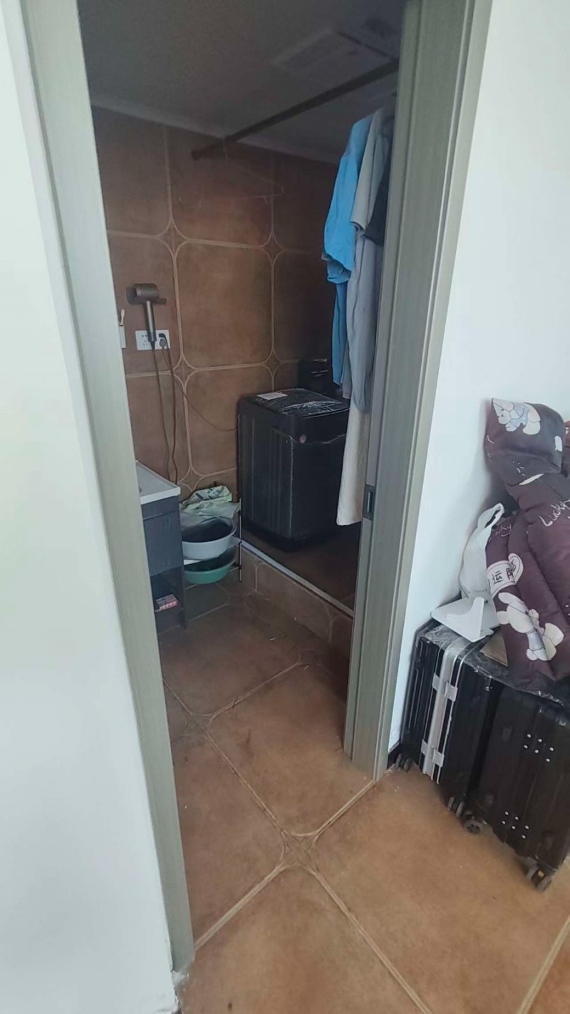 临近四中，世纪路小学，中心医院，市政府，交通便利，周边500米内大型商超，市场，（第 4 张）