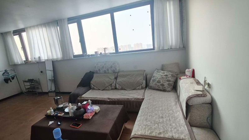 临近四中，世纪路小学，中心医院，市政府，交通便利，周边500米内大型商超，市场，（第 3 张）
