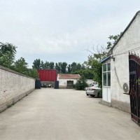 出租场地（厂房，房屋，院子） 
厂房有800平左右，带院子，有北屋6间，西屋3（第 1 张）