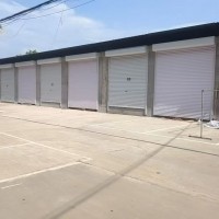 沿街多间门面房、仓库对外出租 
紧邻大街交通放便 
门前大面积硬化空地，大型（第 1 张）