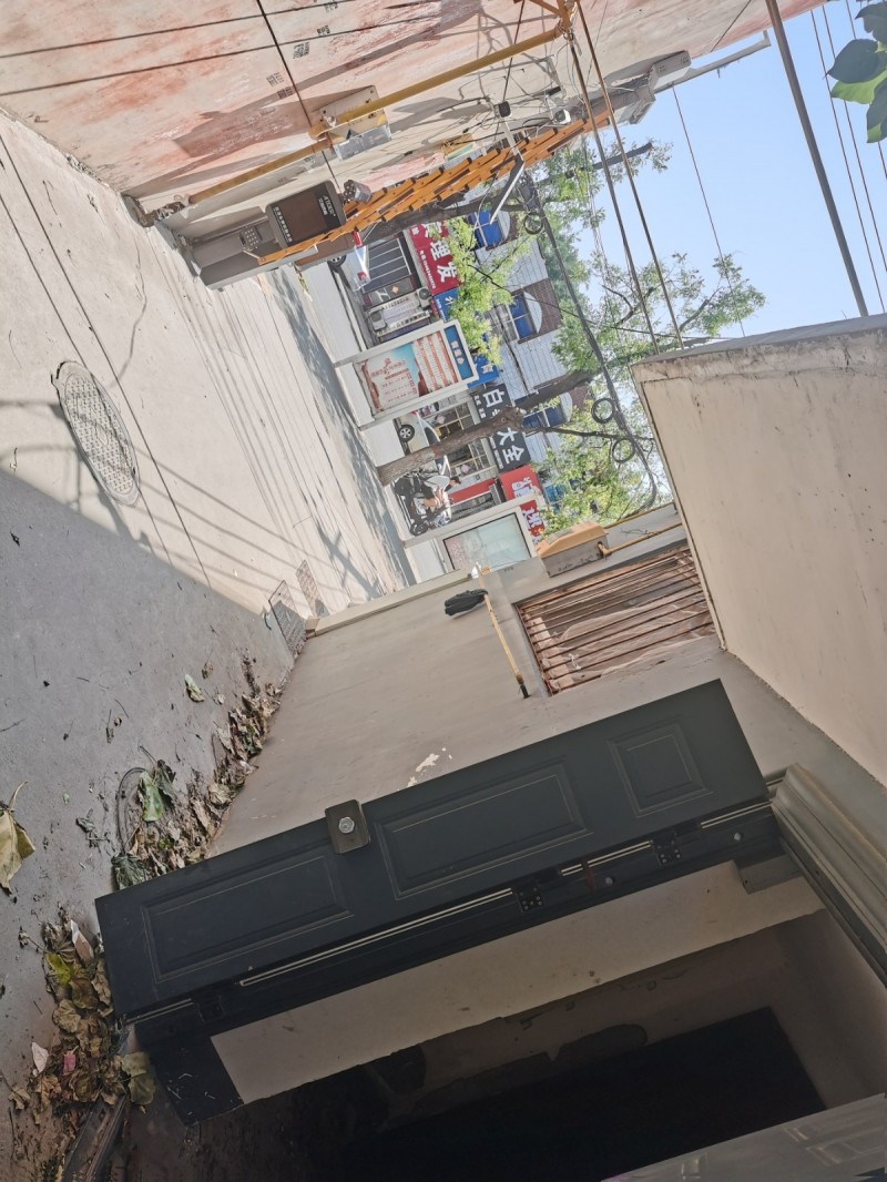 建设街老单元楼一楼110平，出门是建设大街，交通非常方便一口价28万（第 1 张）