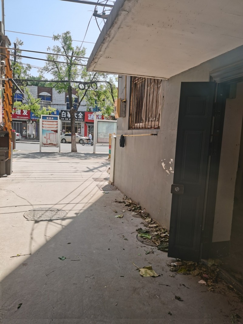 建设街老单元楼一楼110平，出门是建设大街，交通非常方便一口价28万（第 2 张）