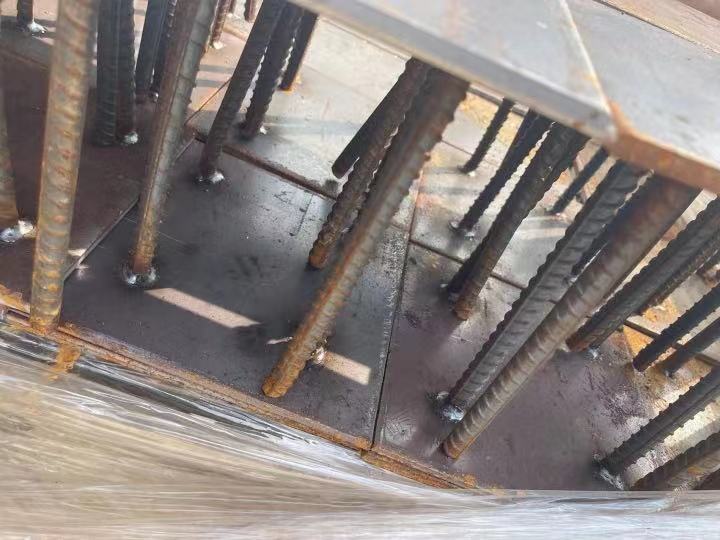 固久紧固件
现货供应预埋板长200X宽200X厚8个焊四根12×200螺纹钢（第 2 张）