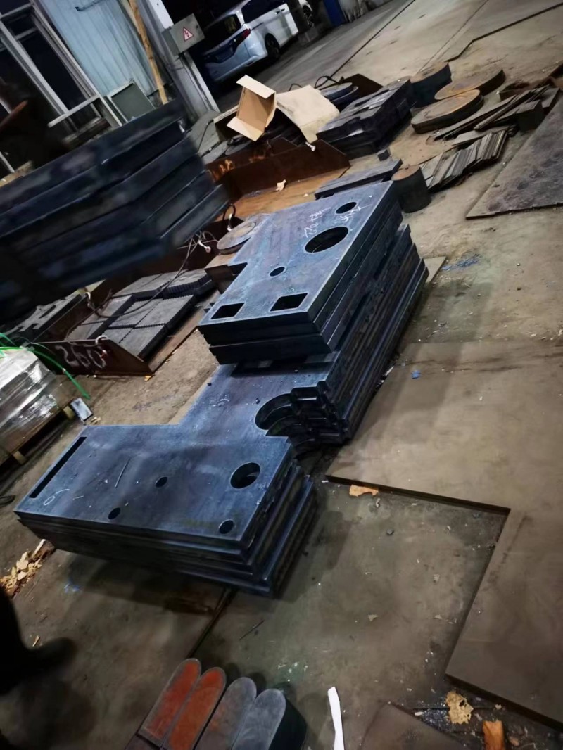 主营锰板，碳结板，耐磨板，3万瓦激光切割下料。圆钢，厚壁管，锯床，圆锯机下料
（第 1 张）