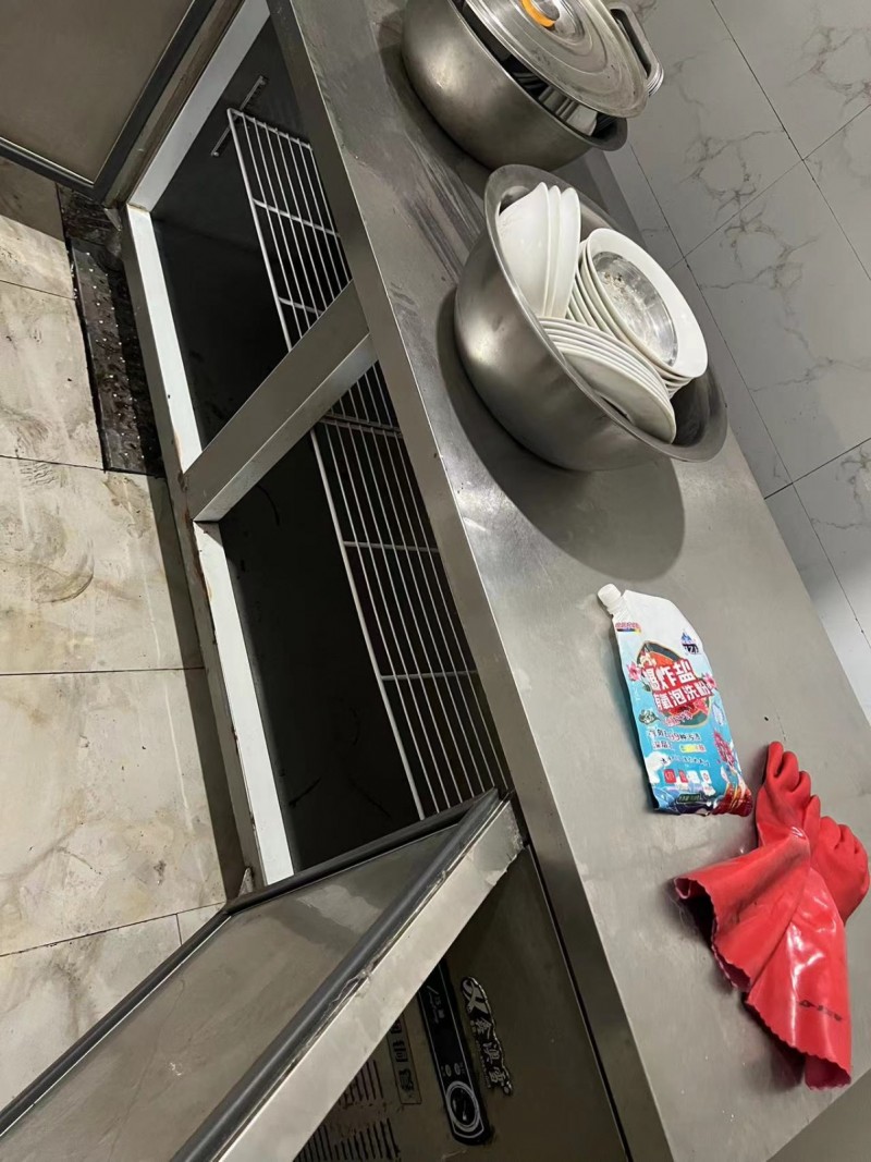 饭店不干了，处理些厨房用品，有一个四门冷柜，一个桌面冷藏柜，一个1.5米✖️0.（第 2 张）