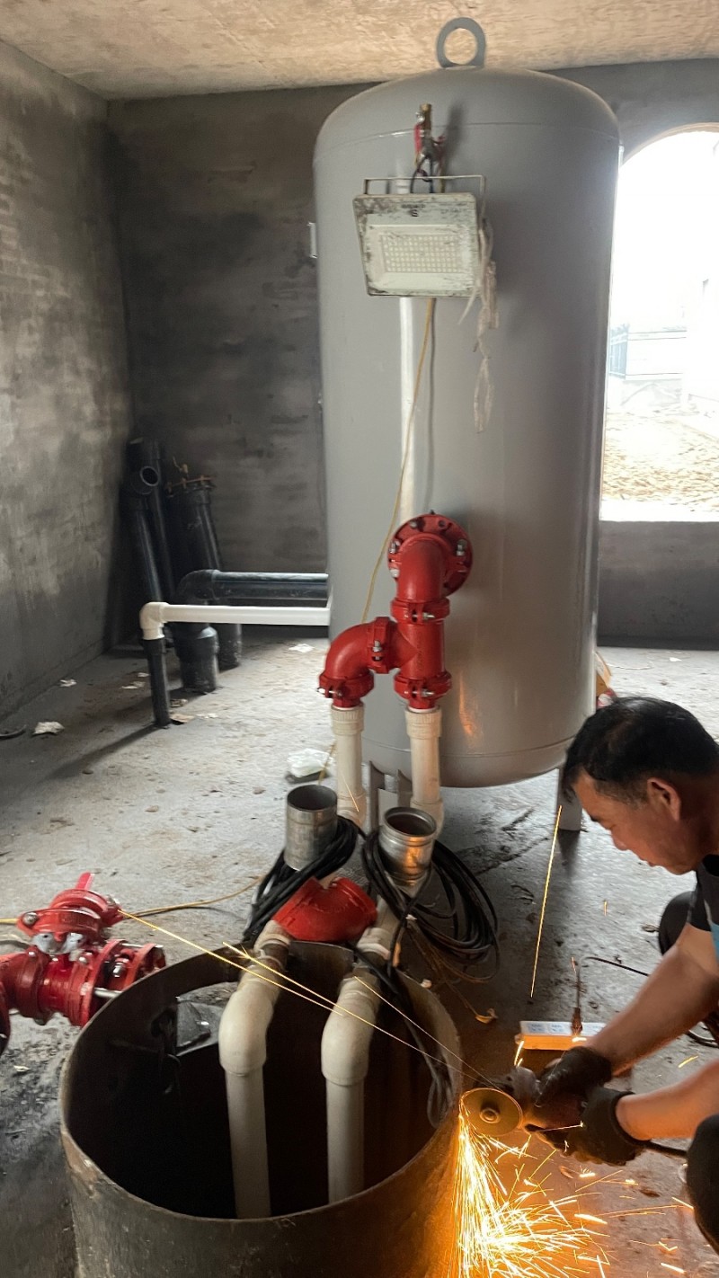 专业安装：无塔供水设备，压力罐，自动储水罐，变频供水设备。 有需要联系微信同号 （第 5 张）
