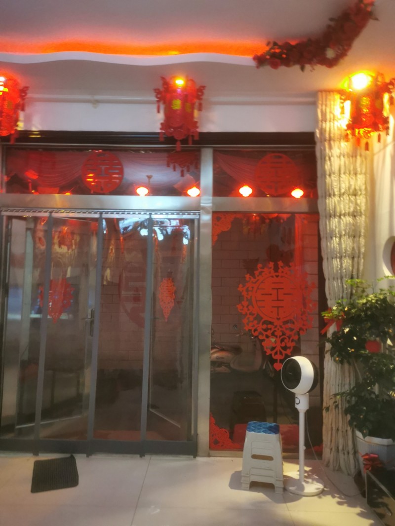 现有独院上下两层，（含院共300平）紧挨二环路新县医院，新高中，出行购物上学都方（第 1 张）