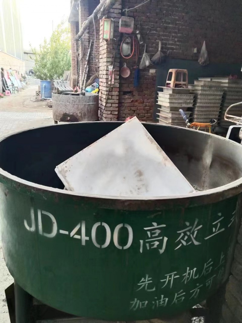 出售搅拌机两个，一大一小，重型加厚95新，水泥满院砖厂全套出售。振动机，塑料模具（第 1 张）